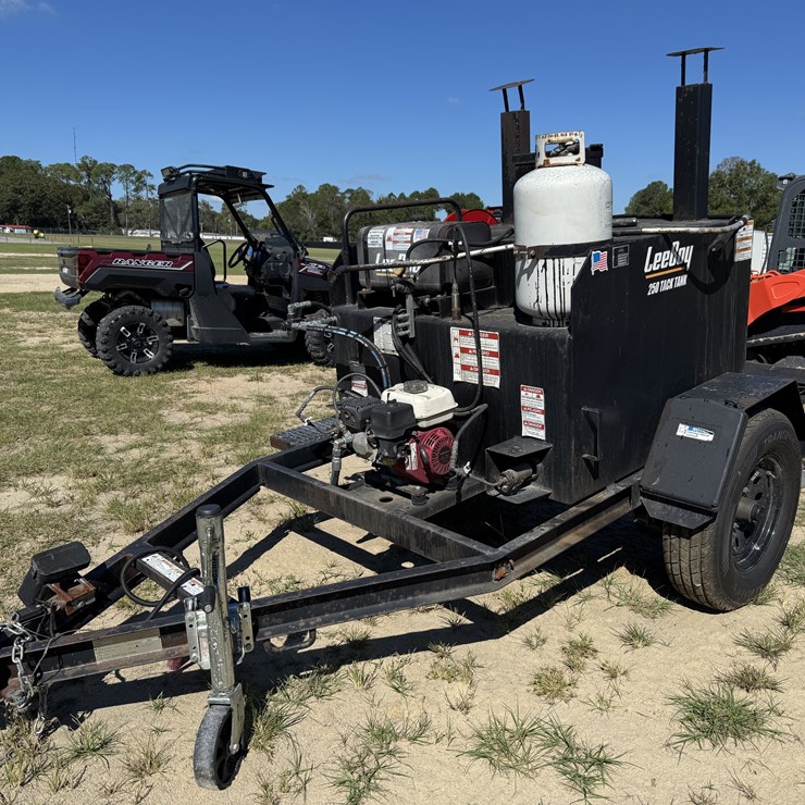 Lee Boy 250 Gal Tack Distributor