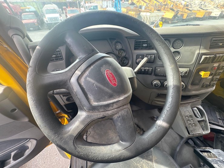 2017-peterbilt-567-image-22