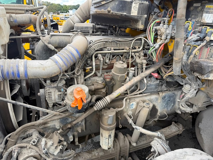 2018-peterbilt-567-image-12