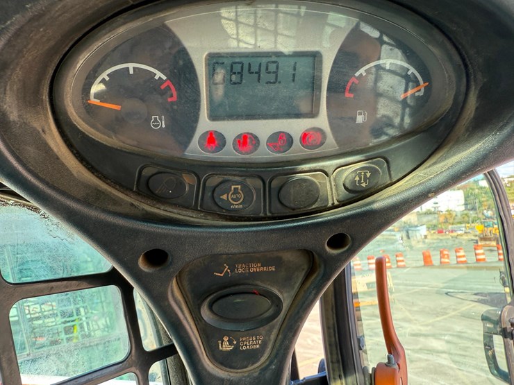 2015-bobcat-s650-image-12