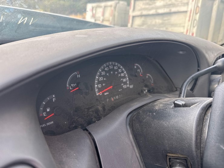 2004-ford-f150-xl-image-13