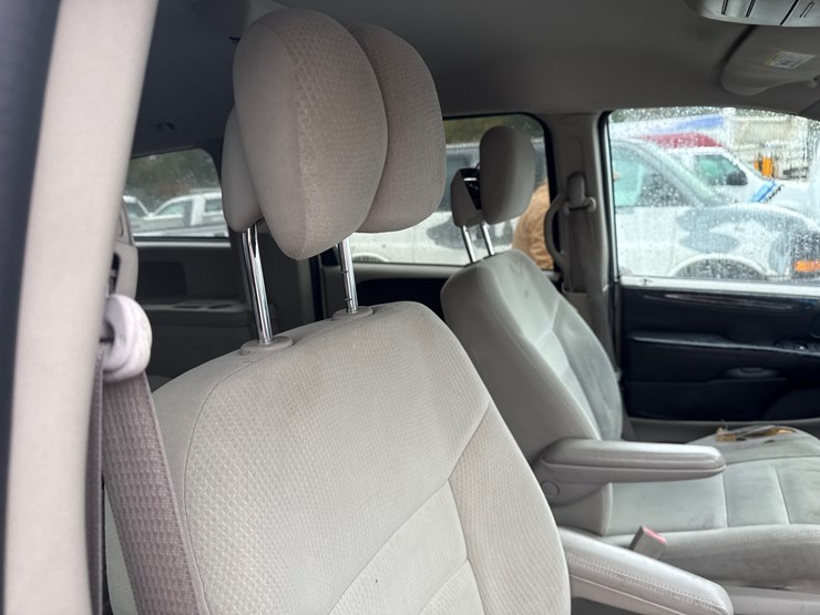 2014-dodge-caravan-image-32