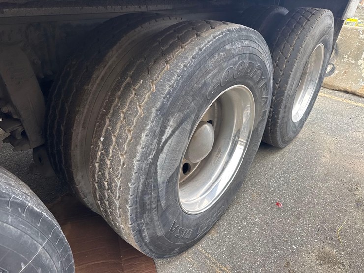 2017-peterbilt-567-image-7