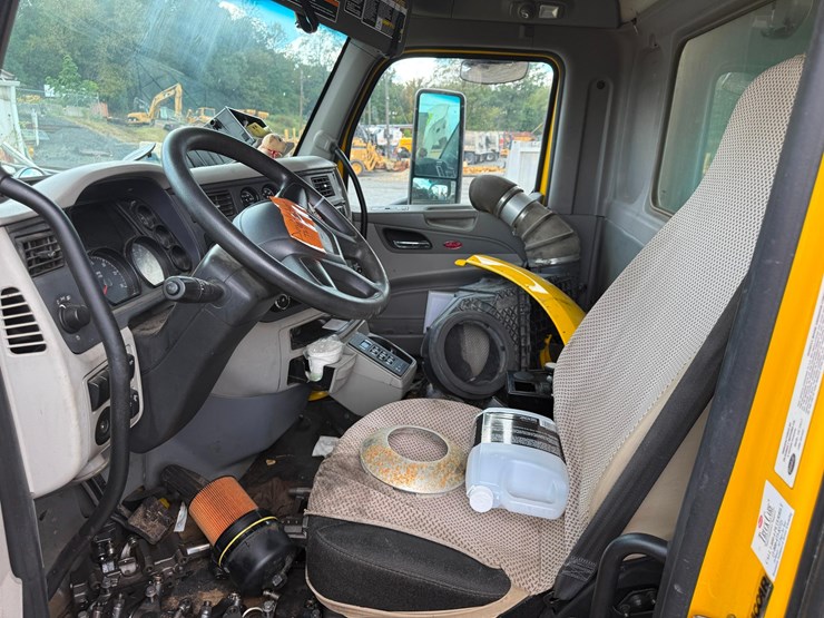 2018-peterbilt-567-image-7