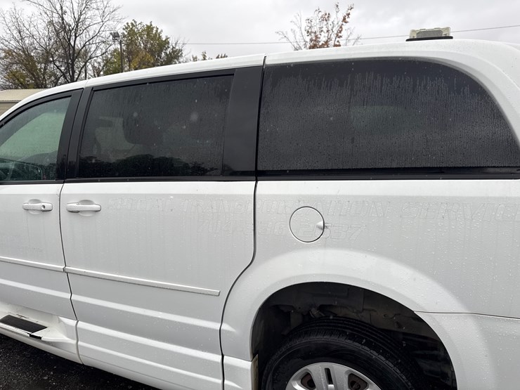 2014-dodge-caravan-image-17