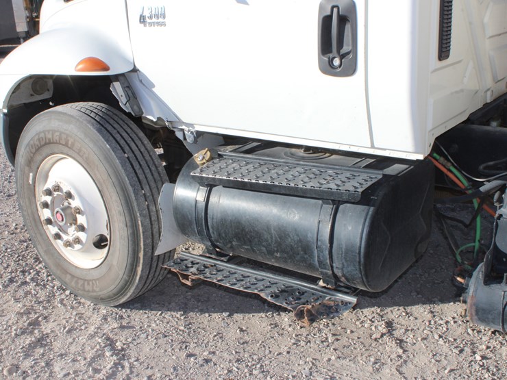 2004-international-durastar-4300-image-27