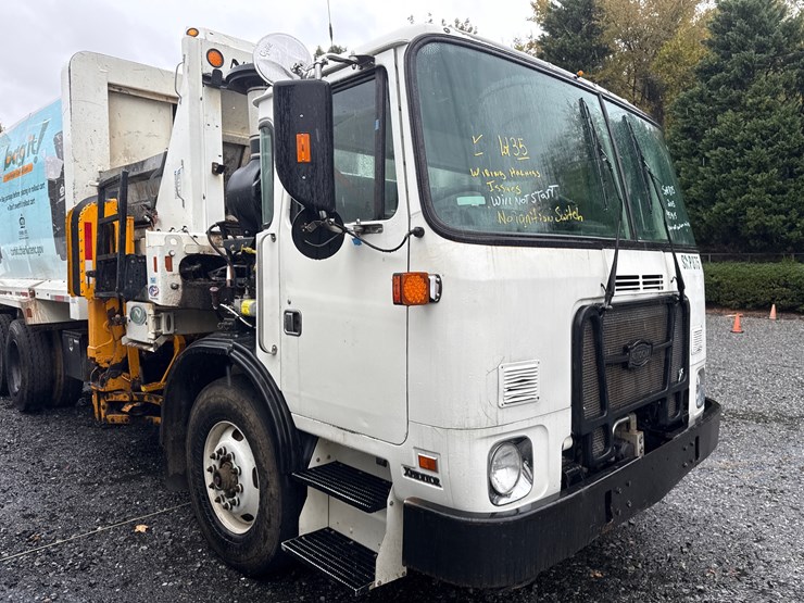 2015-autocar-acx64-image-1