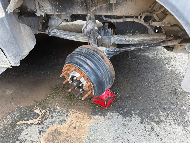 2018-peterbilt-567-image-12