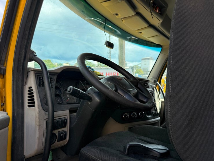 2018-peterbilt-567-image-12