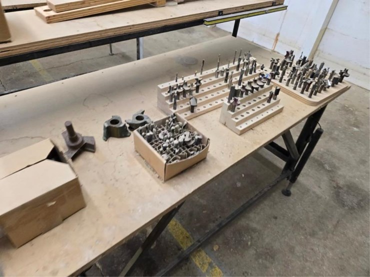 #2724-•-5'-x-32"-work-bench-w/-router-bits-image-5