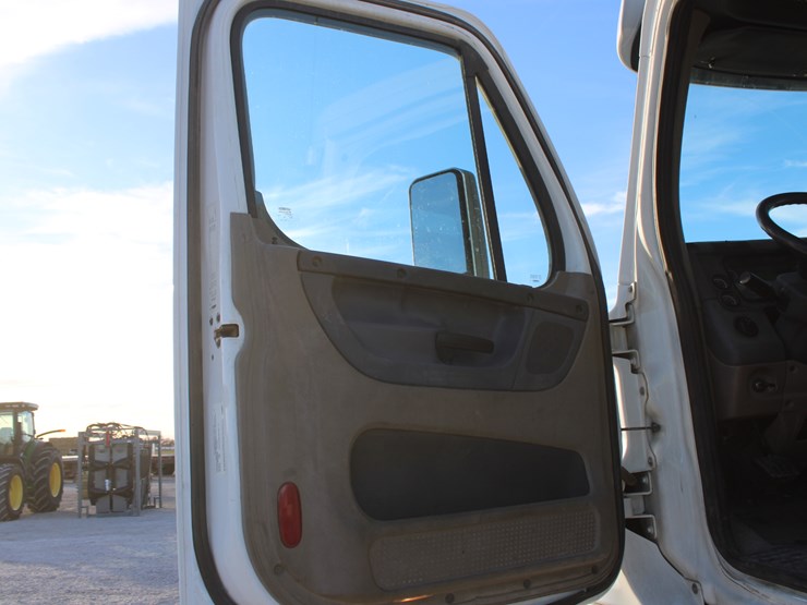 2016-freightliner-cascadia-125-image-55