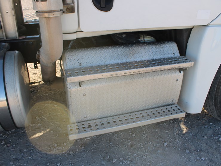 2016-freightliner-cascadia-125-image-33