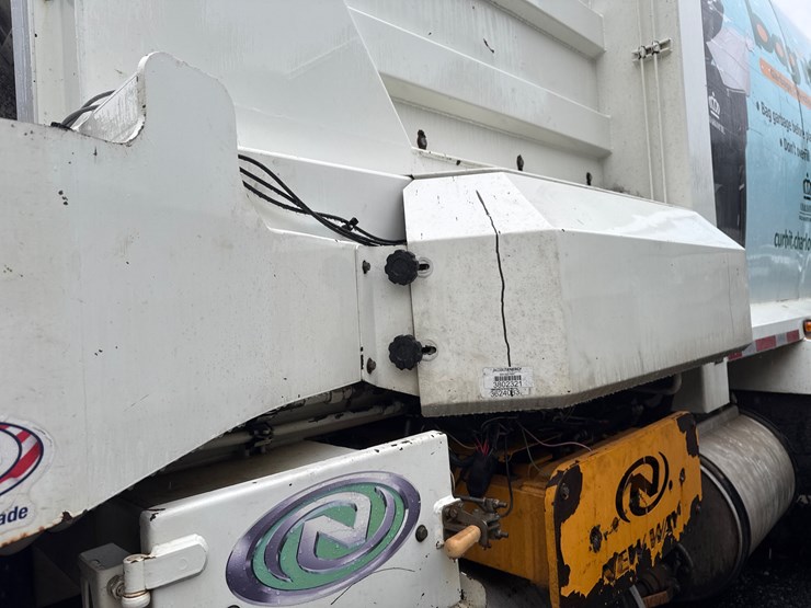 2015-autocar-acx64-image-16