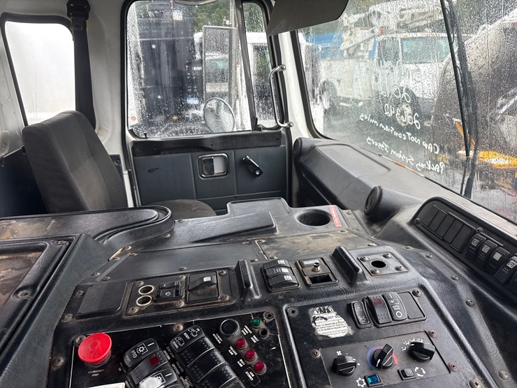 2012-autocar-acx64-image-41