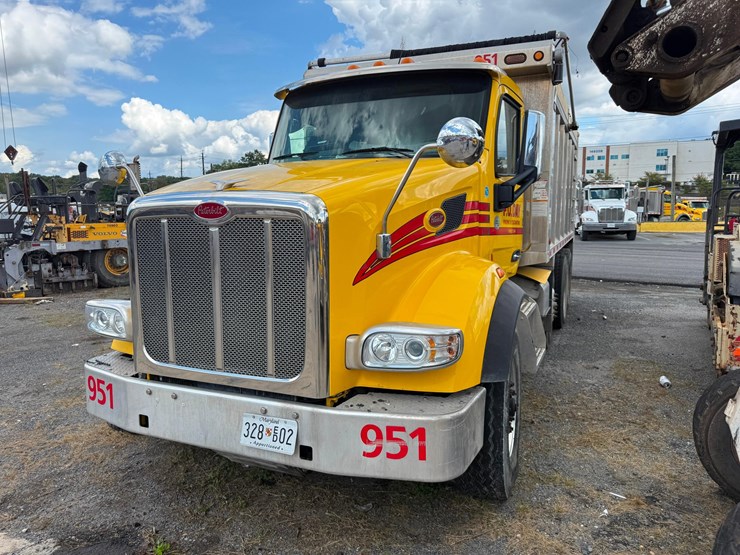 2018-peterbilt-567-image-1