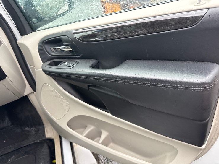 2014-dodge-caravan-image-30