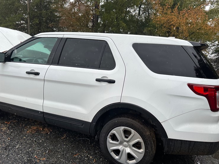 2016-ford-explorer-image-15