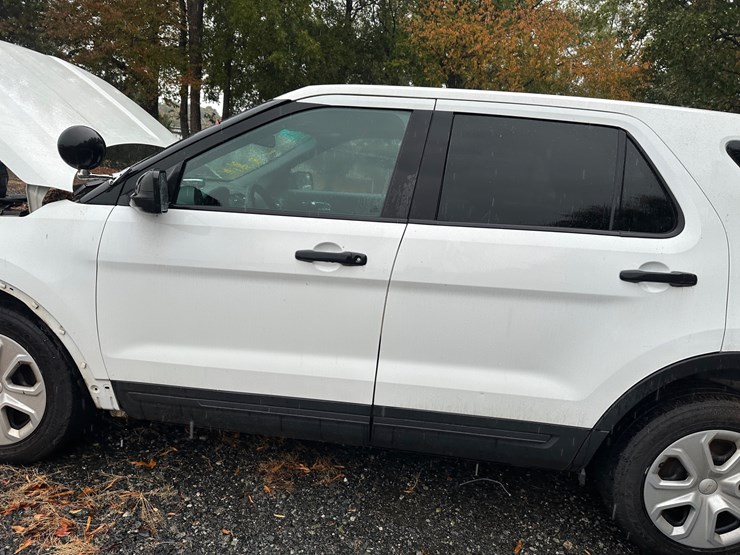 2016-ford-explorer-image-17