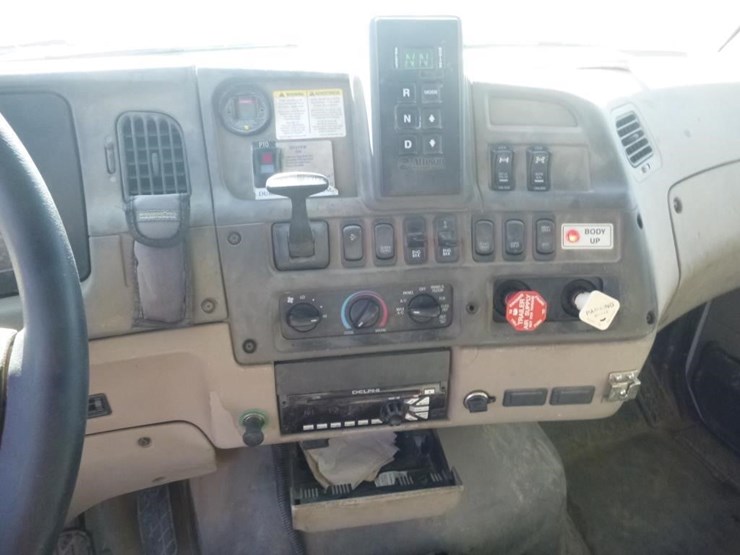 2009-sterling-lt9500-image-17