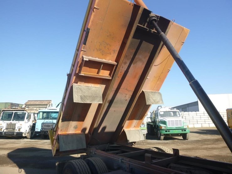 2001-freightliner-fl70-image-10