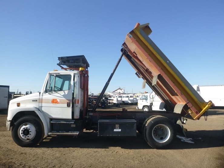 2001-freightliner-fl70-image-7