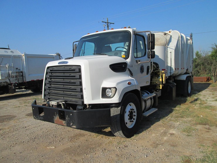 2016-freightliner-108sd-image-1