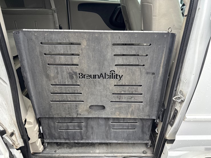 2014-dodge-caravan-image-28