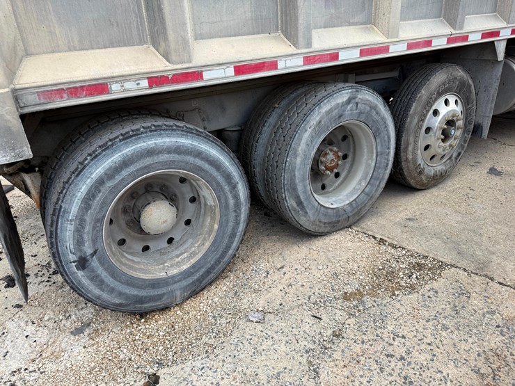 2017-peterbilt-567-image-15