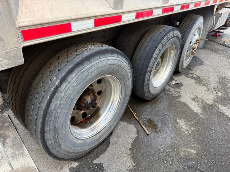 2018-peterbilt-567-image-13