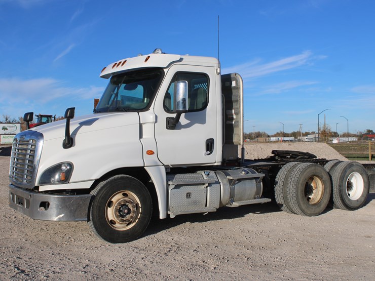 2016-freightliner-cascadia-125-image-12