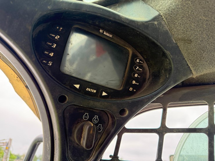 2015-bobcat-s650-image-10