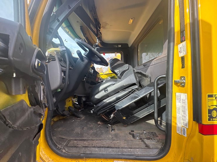 2017-peterbilt-567-image-18