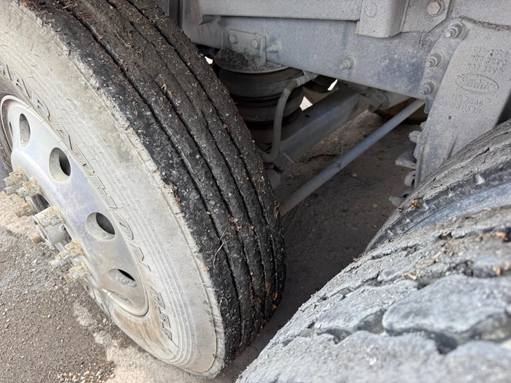 2017-peterbilt-567-image-10