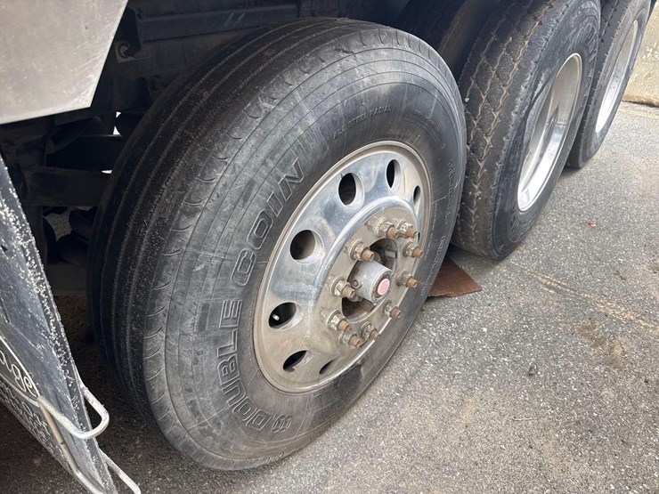 2017-peterbilt-567-image-8