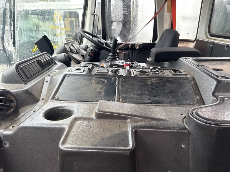 2015-autocar-acx64-image-52