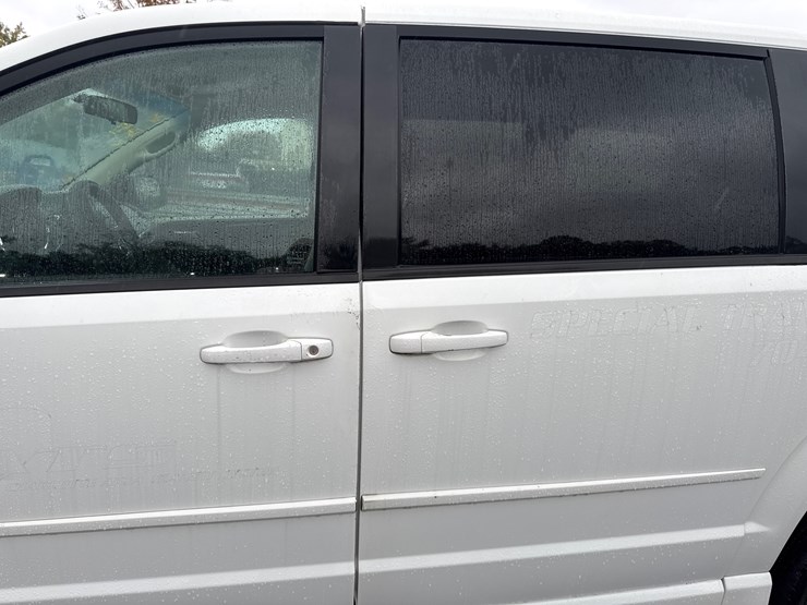 2014-dodge-caravan-image-13