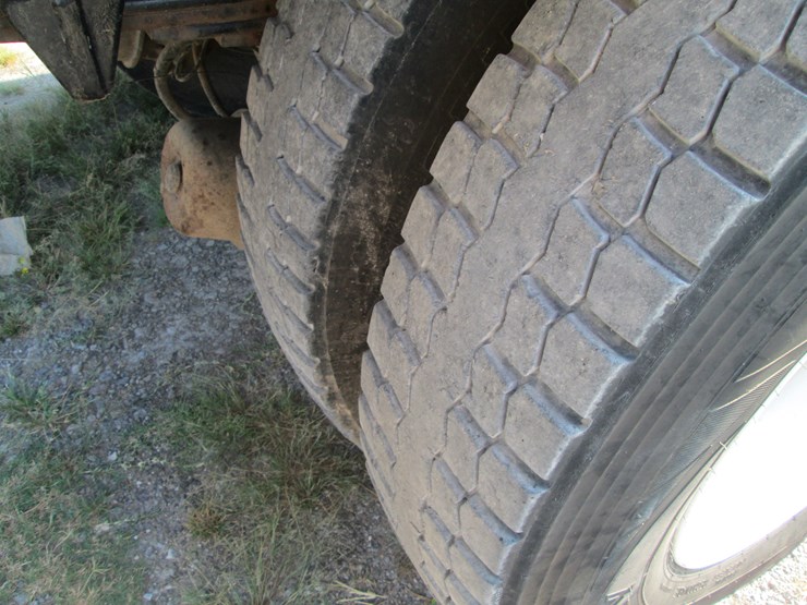 2016-freightliner-108sd-image-5