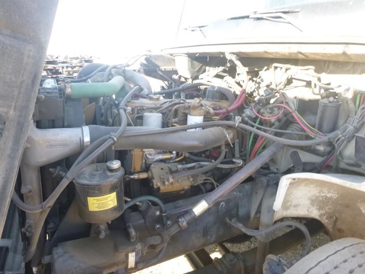 2001-freightliner-fl70-image-17