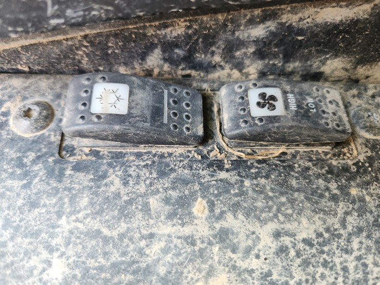 caterpillar-257-image-10