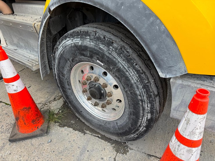 2017-peterbilt-567-image-14