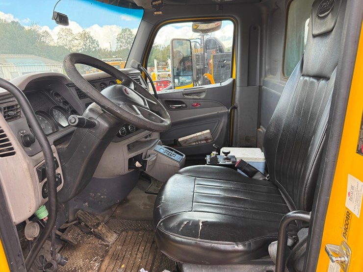 2017-peterbilt-567-image-11