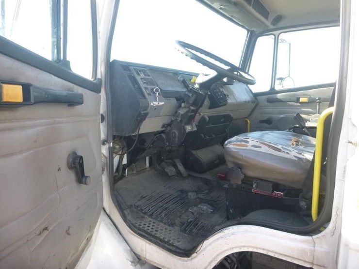 2001-freightliner-fl70-image-11