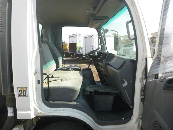 2017-isuzu-nqr-image-14