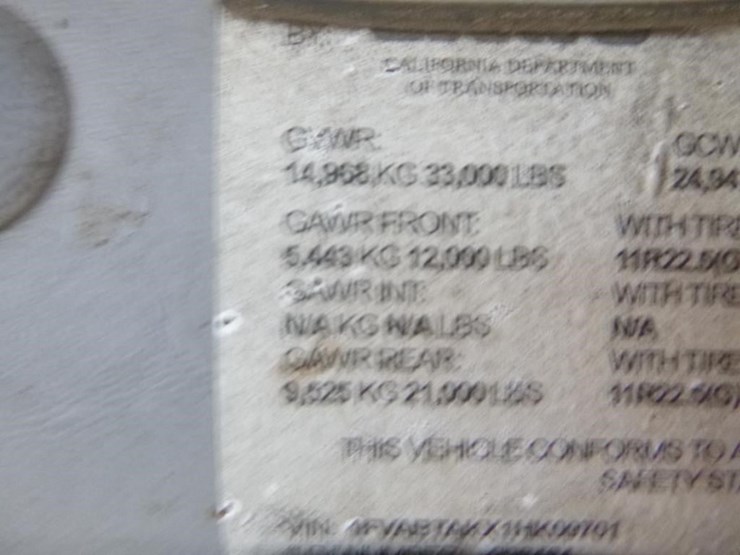 2001-freightliner-fl70-image-25