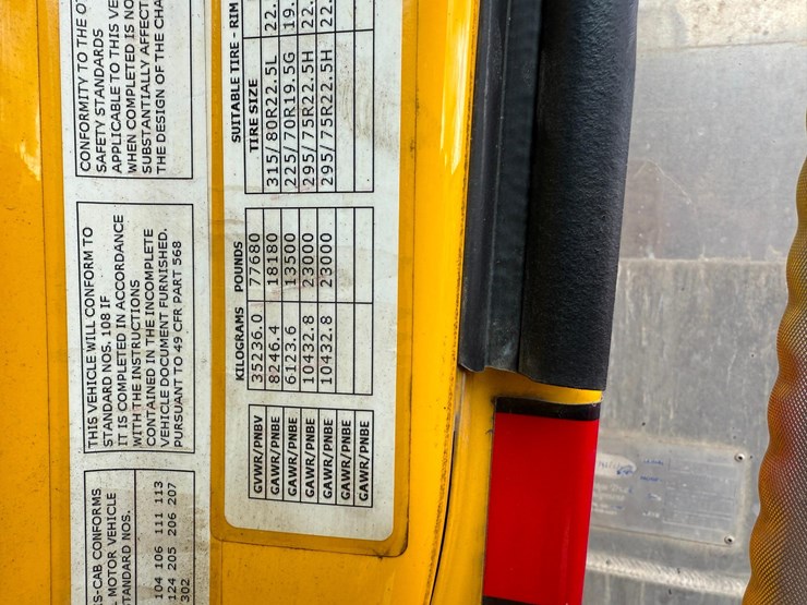 2017-peterbilt-567-image-17