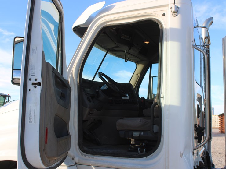 2016-freightliner-cascadia-125-image-54