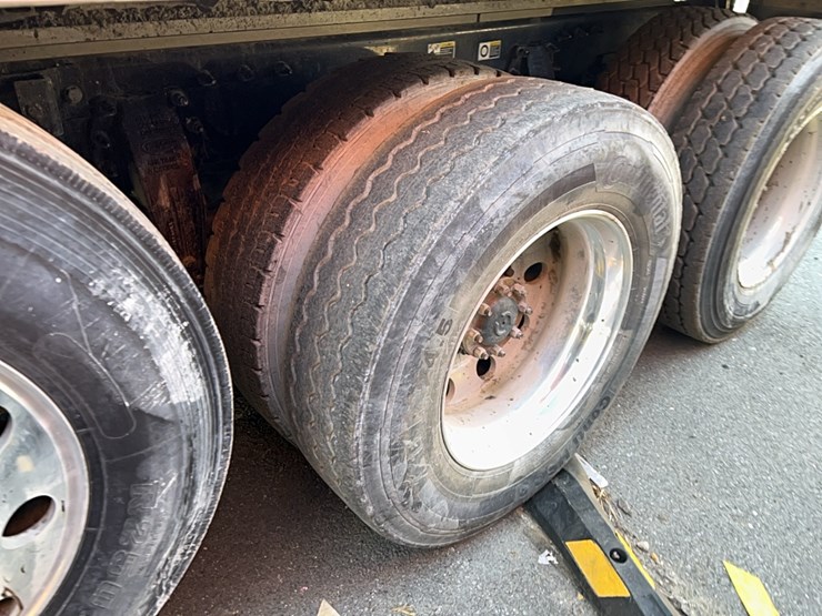 2017-peterbilt-567-image-11