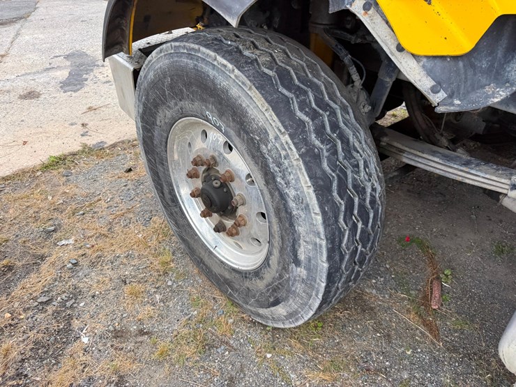 2018-peterbilt-567-image-15