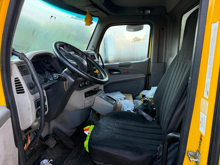 2018-peterbilt-567-image-8