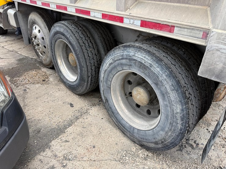 2017-peterbilt-567-image-16